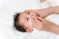 Cách vệ sinh mắt, mũi, tai cho bé